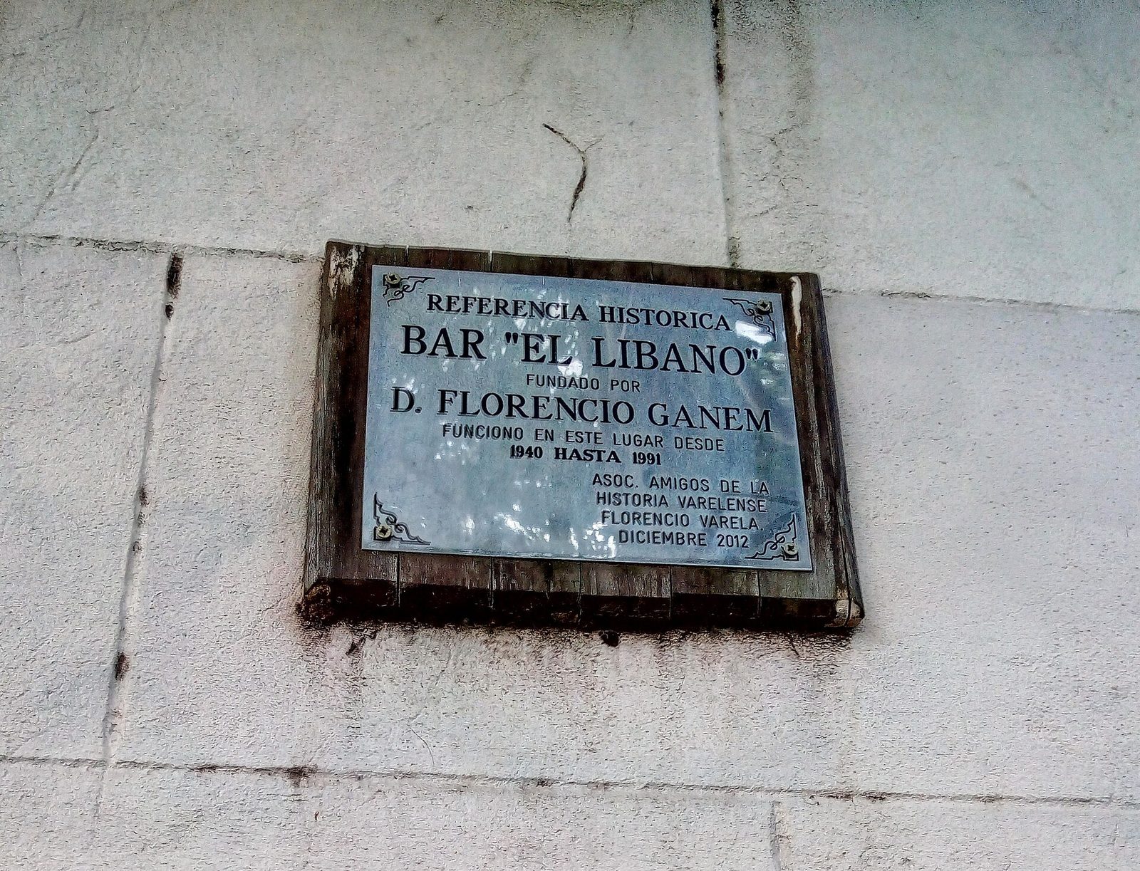 Placa de referencia histórica del antiguo bar El Líbano en Florencio Varela
