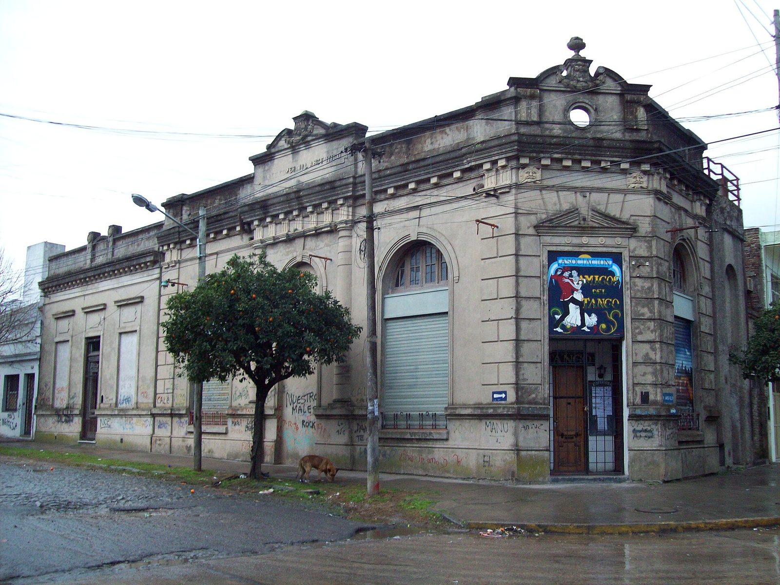 Esquina de la tanguería de Florencio Varela