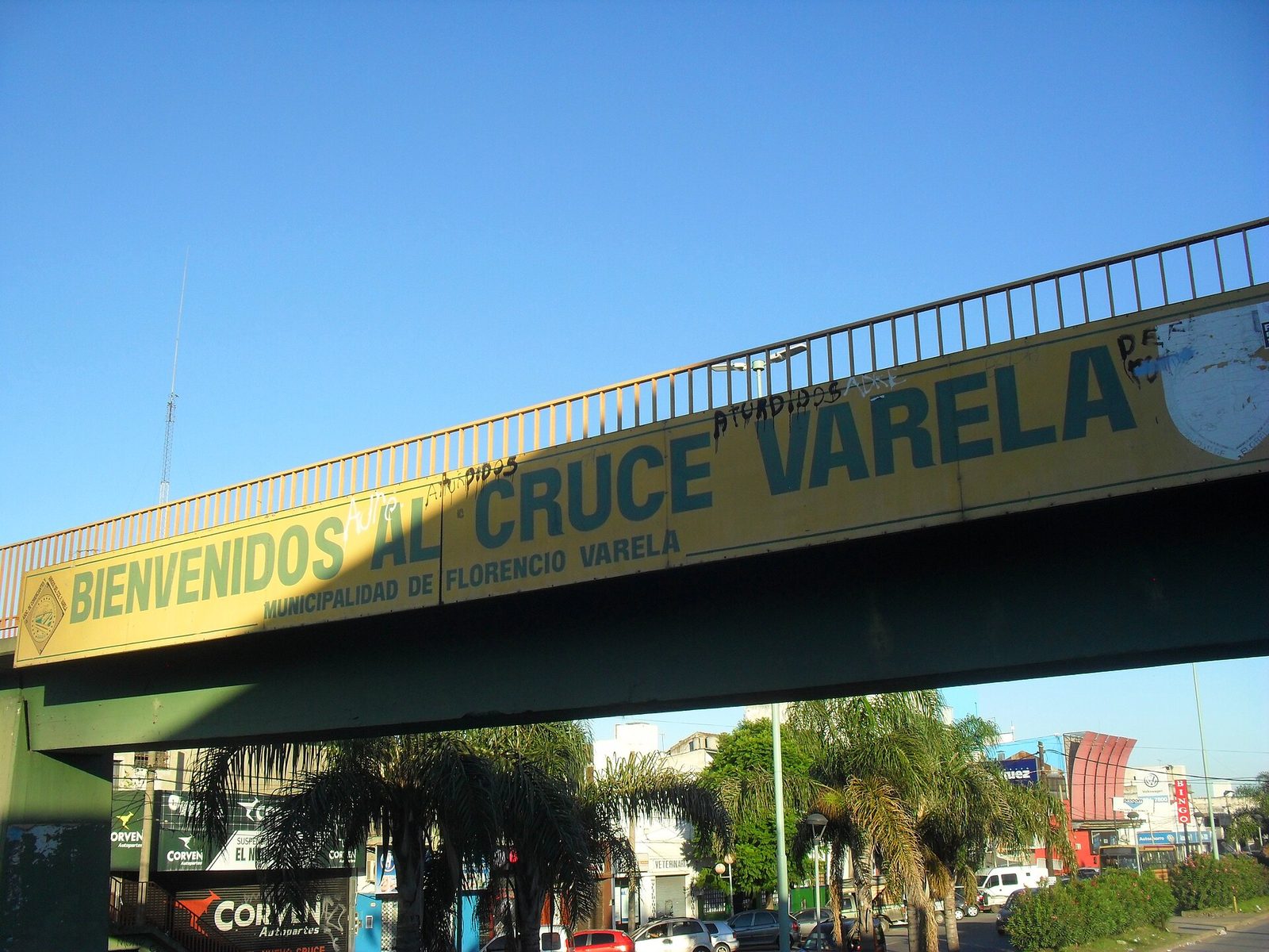 Puente con el cartel de bienvenida al Cruce Varela